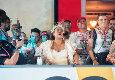 Preta Gil canta e dança muito em bloco do <i>Psirico</i> em Salvador