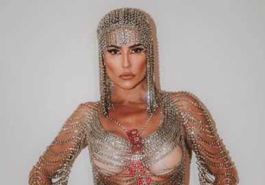 No Carnaval de Salvador, Deborah Secco usa <i>look</i> brilhante vazado e adesivos no seios