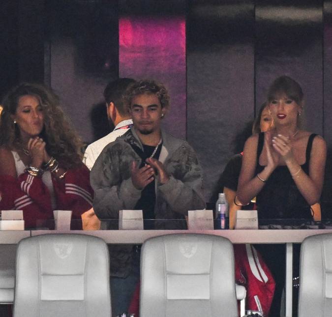 Ao lado de Blake Lively, Taylor Swift chega para torcer por Travis Kelce no <i>Super Bowl</i>