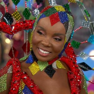 Thelma Assis parece ter dificuldade ao sambar com <i>look</i> de Carnaval no Anhembi