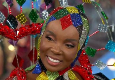 Thelma Assis parece ter dificuldade ao sambar com <i>look</i> de Carnaval no Anhembi