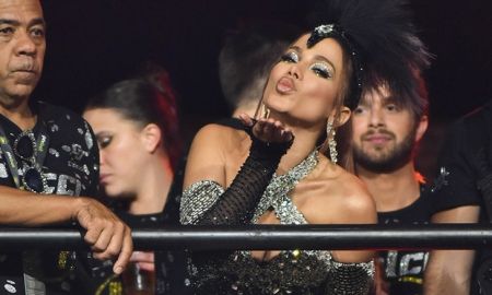 Com cachê de mais de um milhão de reais, Anitta agita camarote no Carnaval do Rio de Janeiro