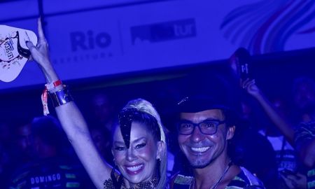 Danielle Winits deixa sutiã em casa e escolhe <I>top</i> recortado para curtir o Carnaval com André Gonçalves