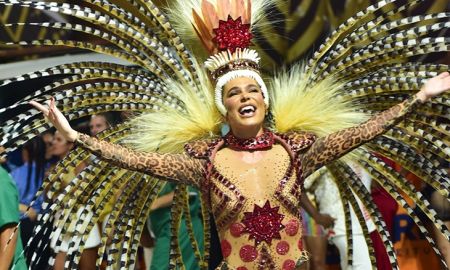 Musa da Grande Rio, Mariana Goldfarb chama atenção durante desfile