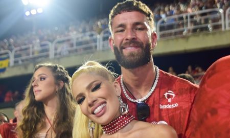 Karoline Lima e Léo Pereira curtem segundo dia de Carnaval juntinhos e em clima de romance; veja