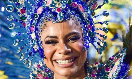 Toda de azul e com surpresa na fantasia, Lexa samba muito e se emociona em desfile da Unidos da Tijuca