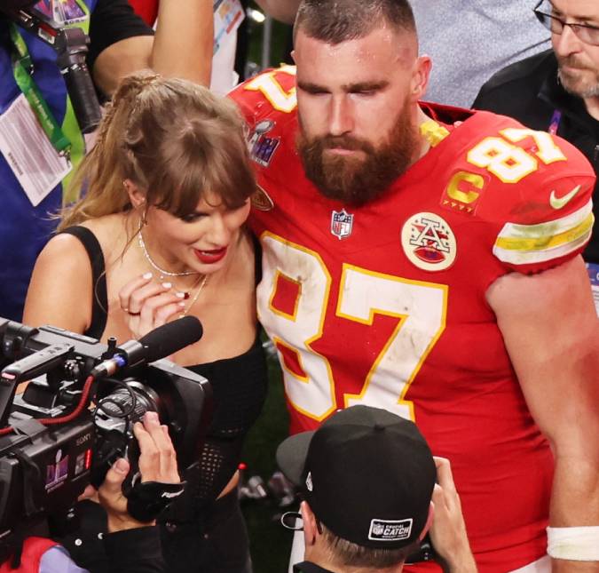 Taylor Swift troca beijão com Travis Kelce após Kansas City Chiefs vencer o <i>Super Bowl</i>