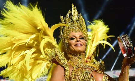 Tocando tamborim à frente da bateria, Viviane Araújo arrasa em desfile do Salgueiro