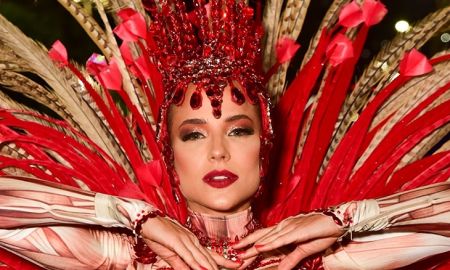 Com fantasia diferente, Gabi Martins passa perrengue e acaba deixando seios de fora: - <i>Chorei demais</i>