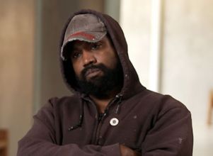 Após <I>look</I> polêmico, Kanye West e Bianca Censori não entraram no <I>Grammy 2025</I>, diz revista