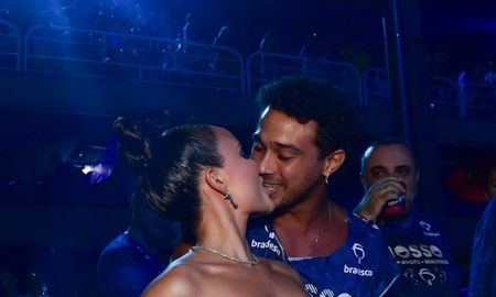 Larissa Manoela e André Luiz Frambach trocam carinhos em noite de folia... Veja os famosos que trocaram beijos no Carnaval do Rio de Janeiro
