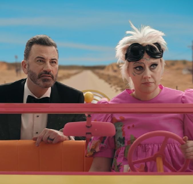 O vídeo se baseia em uma cena do filme e traz três dos atores do longa: Ryan Gosling, America Ferrera e Kate McKinnon