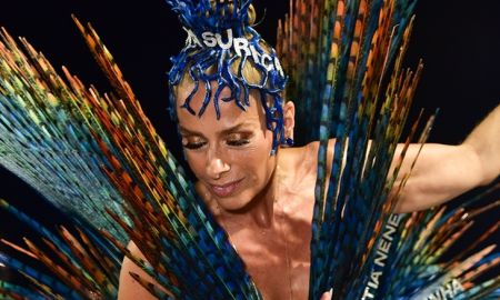 Destaque da Portela, Adriane Galisteu homenageia mulheres da escola de samba em fantasia de desfile; veja!