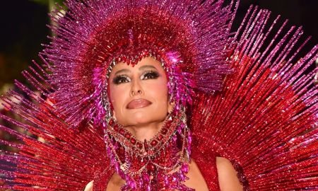Dama de vermelho! Sabrina Sato arrasa como Rainha de Bateria da Unidos de Vila Isabel