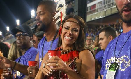 Apaixonada por Carnaval, Viviane Araújo curte último dia de desfiles no Rio de Janeiro