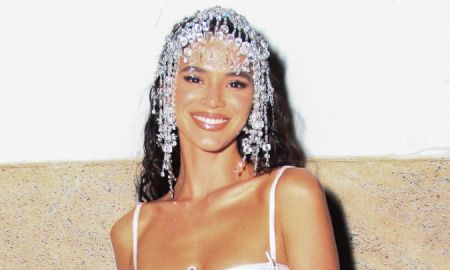 Bruna Marquezine arrasa com biquíni e plumas para baile de Carnaval no Rio de Janeiro