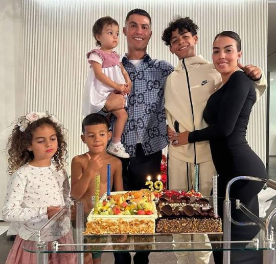 Cristiano Ronaldo, Elton John, Paris Hilton... Confira os famosos que tiveram filhos por barriga de aluguel!