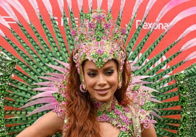 Com fantasia exorbitante, Anitta apresenta o Bloco da Poderosa no Rio de Janeiro e faz homenagem para Mangueira