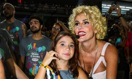 Deborah Secco faz homenagem à Madonna em desfile das campeãs do Rio de Janeiro - e posa ao lado da filha, Maria Flor!