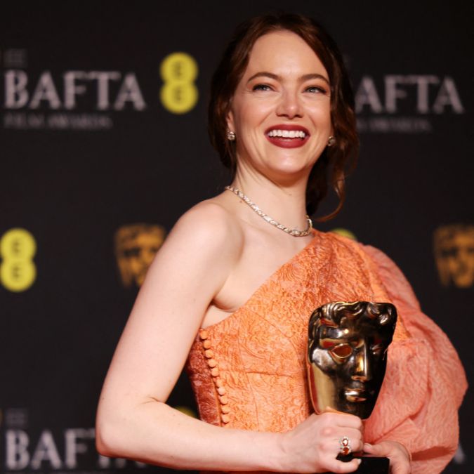 Emma Stone vence <i>Melhor Atriz</i> no <i>BAFTA 2024</i> com <i>Pobres Criaturas</i>
