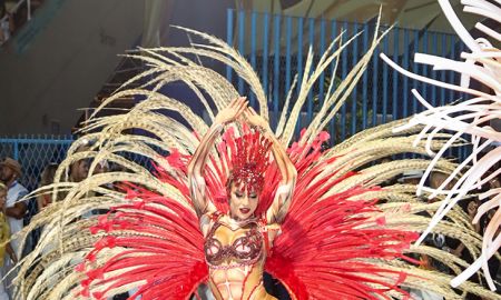 Após ficar com os seios de fora em desfile, Gabi Martins arrasa no samba no pé pela Unidos de Vila Isabel
