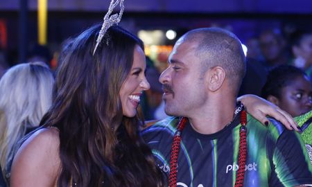 Paolla Oliveira e Diogo Nogueira trocam carinhos durante desfiles das campeãs no Rio de Janeiro