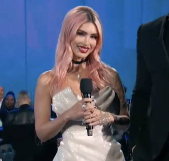 Megan Fox surpreende internautas com aparência em premiação: <i>Noiva do Chucky</i>
