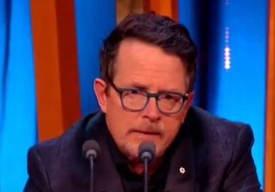 Michael J. Fox emociona público com aparição surpresa no palco do <i>BAFTA 2024</I>