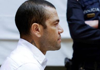 Daniel Alves vai receber quantia milionária da Receita espanhola e planeja usar valor para pedido de liberdade