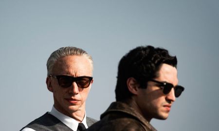 Com Gabriel Leone no elenco, filme <i>Ferrari</i> expressa obsessão de Enzo Ferrari pela vitória e sucesso de seus carros