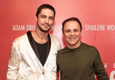 Gabriel Leone é prestigiado por Felipe Massa em pré-estreia de <i>Ferrari</i>; saiba quem mais esteve por lá