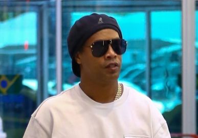 Ronaldinho Gaúcho participa de <i>reality show</i> na Turquia e internautas se divertem: <i>Sabe viver no rolê aleatório</i>