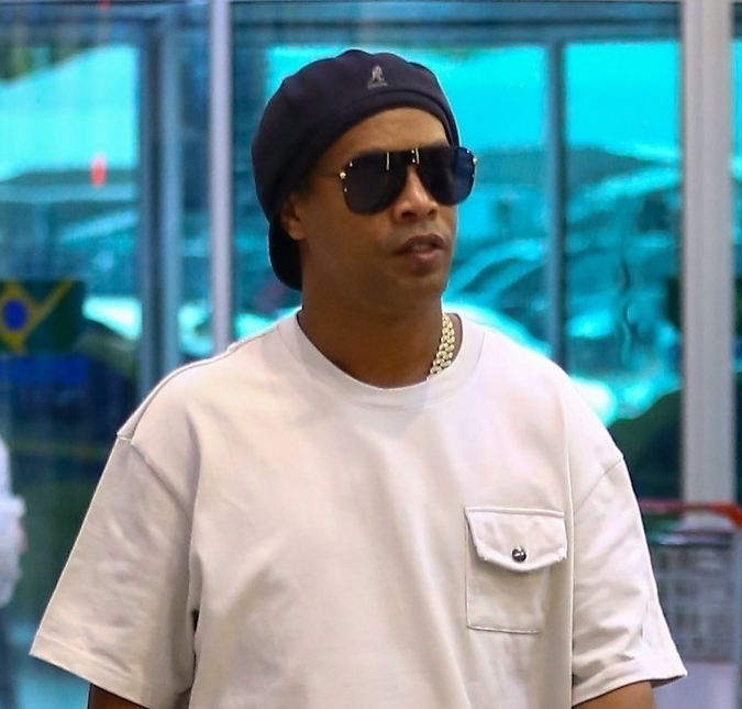 Ronaldinho Gaúcho participa de <i>reality show</i> na Turquia e internautas se divertem: <i>Sabe viver no rolê aleatório</i>