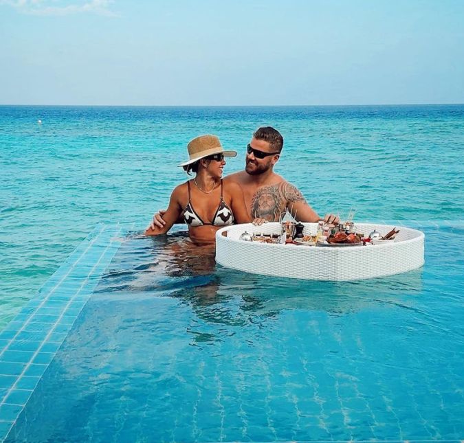 Em seguida, Natália mostrou toda sua gratidão: Eu e o Zé sempre tiramos esse tempinho para nós dois, pelo menos uma vez por ano fazemos uma viagem só do casal, acho que é essencial, renovamos as energias, curtimos um tempo de qualidade, nos reconectamos e voltamos cheios de histórias e transbordando amor... só tenho a agradecer a Deus por nos permitir viver tudo isso!!