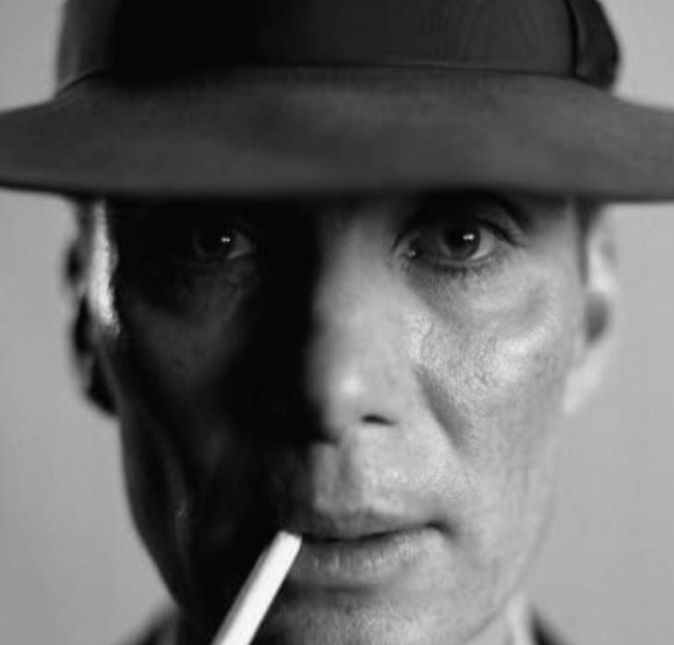 Já Cillian Murphy foi encarregado de interpretar J. Robert Oppenheimer, colocado ao lado de Albert Einstein como o físico mais famoso do século 20. Através de Oppenheimer, sucesso lançado em 2023, o ator viveu o pai da bomba atômica, diretor do Laboratório Nacional Los Alamos durante a Segunda Guerra Mundial e responsável pela criação da bomba atômica - por isso, o apelido. Segundo o próprio Cillian, este foi o papel mais difícil que ele teve que viver até hoje.