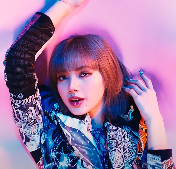Lisa, que faz parte do mega bem-sucedido Blackpink, nasceu na Tailândia e estreou com o grupo em 2015. Lisa, que faz parte do mega bem-sucedido Blackpink, nasceu na Tailândia e estreou com o grupo em 2015.