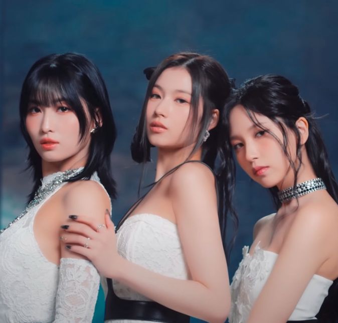 O Twice é um grupo feminino que debutou em 2015 e é recheado de estrangeiras. Momo, Mina e Sana são japonesas e até criaram uma sub-unit chamada Misamo para lançar músicas em seu idioma nativo. O Twice é um grupo feminino que debutou em 2015 e é recheado de estrangeiras. Momo, Mina e Sana são japonesas e até criaram uma sub-unit chamada Misamo para lançar músicas em seu idioma nativo.
