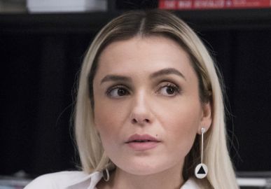 Monica Iozzi repudia ajuda financeira de Neymar Jr. a Daniel Alves: <i>- Nojento demais</i>