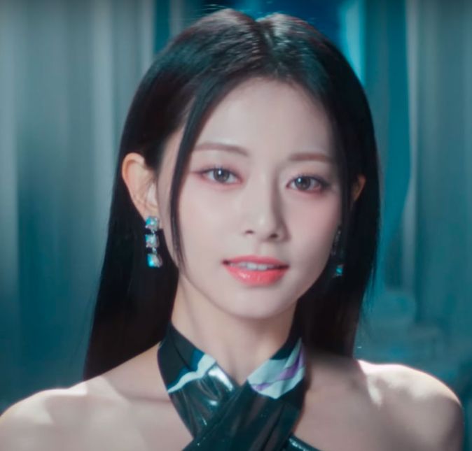 Também integrante do Twice, Tzuyu é taiwanesa. Também integrante do Twice, Tzuyu é taiwanesa.
