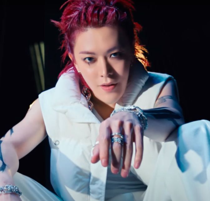 E seguida, temos Yuta, o integrante japonês do NCT. E seguida, temos Yuta, o integrante japonês do NCT.