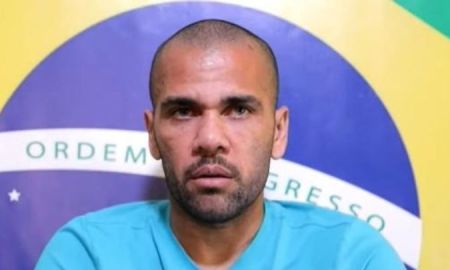 Estátua de Daniel Alves em Juazeiro é coberta por moradores após condenação do ex-jogador
