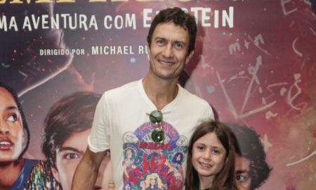 Gabriel Braga Nunes leva filhas à <i>première</i> de <i>Empirion, Uma Aventura de Einstein</i>; veja os famosos que estiveram lá!