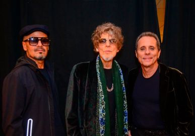 Sérgio Britto, Branco Mello e Tony Bellotto recebem famosos na plateia de <i>show</i> do <i>Titãs</i> no Rio de Janeiro