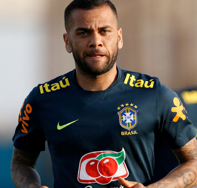 Daniel Alves vai receber quase sete milhões de reais do Fisco da Espanha, diz jornal