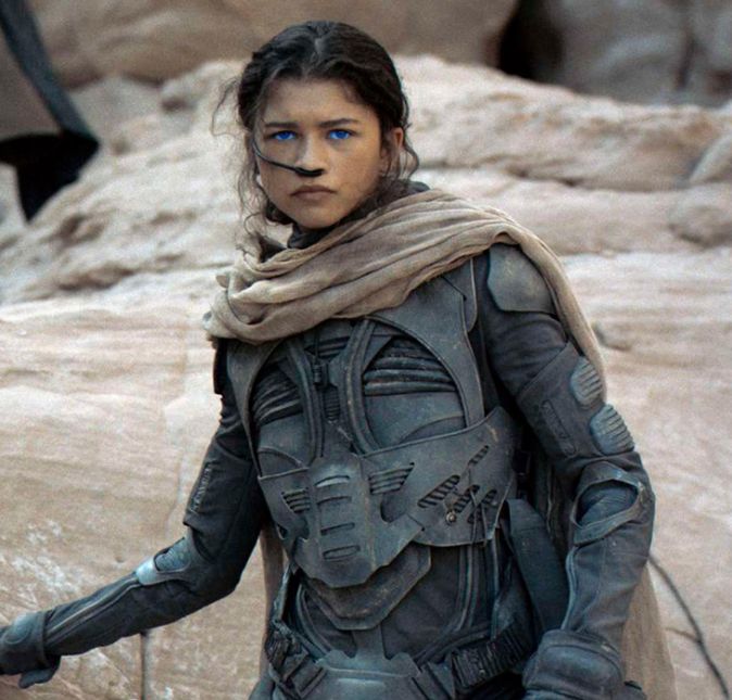 Por outro lado, para quem reclamou que Zendaya quase não apareceu na primeira parte, vai ficar feliz em saber que a personagem da atriz evoluiu - e muito. Ao lado de Paul, Chani rege a trama do início ao fim. A dupla exala química nas cenas de romance e deixa o público de queixo caído com as cenas de combate. Chalamet entrega diálogos poderosos e sua atuação faz qualquer que o julgava se calar, deixando claro que veio para conquistar o atual cenário de cinema de Hollywood. Por outro lado, para quem reclamou que Zendaya quase não apareceu na primeira parte, vai ficar feliz em saber que a personagem da atriz evoluiu - e muito. Ao lado de Paul, Chani rege a trama do início ao fim. A dupla exala química nas cenas de romance e deixa o público de queixo caído com as cenas de combate. Chalamet entrega diálogos poderosos e sua atuação faz qualquer que o julgava se calar, deixando claro que veio para conquistar o atual cenário de cinema de Hollywood.