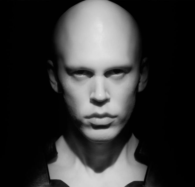 E claro, sempre tem algum vilão pronto para dificultar a vida do herói, não é mesmo? Encarregado de incorporar o terrível Feyd-Rautha, arqui-inimigo do personagem de Chalamet, Austin Butler entrou para o elenco e entregou uma atuação impecável - que entrará para a história do cinema. Completamente careca, sem sobrancelhas e com os dentes pretos, o intérprete de Elvis Presley deixou o gingado de lado e mostrou que também sabe aterrorizar na pele de um psicopata com sede de sangue. E claro, sempre tem algum vilão pronto para dificultar a vida do herói, não é mesmo? Encarregado de incorporar o terrível Feyd-Rautha, arqui-inimigo do personagem de Chalamet, Austin Butler entrou para o elenco e entregou uma atuação impecável - que entrará para a história do cinema. Completamente careca, sem sobrancelhas e com os dentes pretos, o intérprete de Elvis Presley deixou o gingado de lado e mostrou que também sabe aterrorizar na pele de um psicopata com sede de sangue.