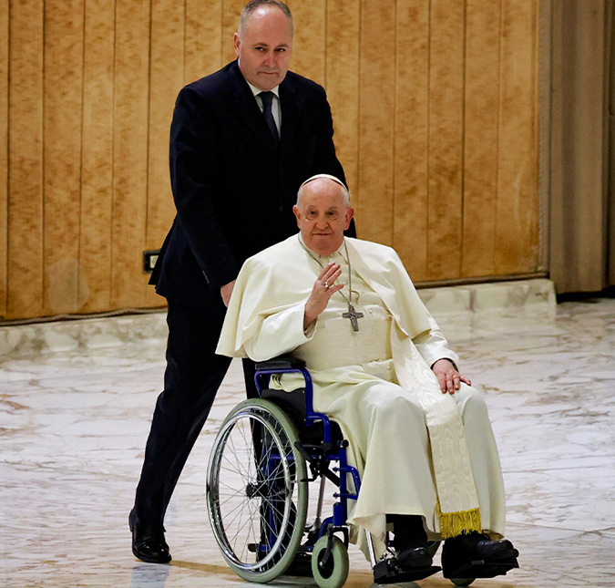 Após sintomas de gripe, Papa Francisco vai para o hospital realizar exames