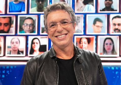Boninho posa com equipe do <i>BBB</i> e confirma mais três edições do <i>reality</i>