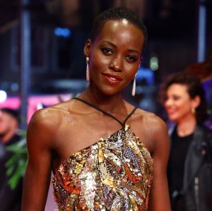 Talentosa e deslumbrante! Confira detalhes sobre o estilo de Lupita Nyong'o, estrela famosa por <i>Pantera Negra</i>