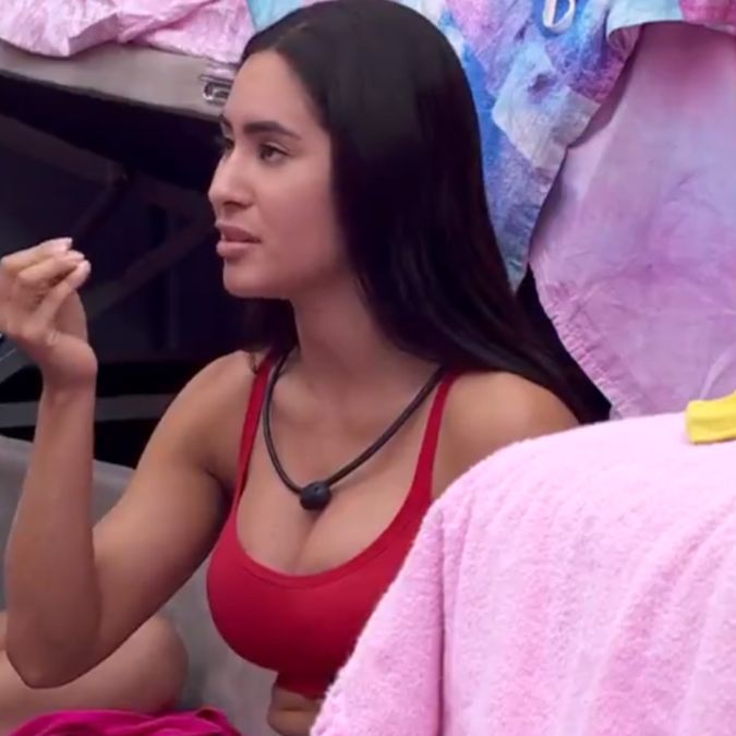 Durante madrugada, Isabelle confessa se sentir sozinha no <i>BBB24: - Quase ninguém fala comigo aqui</i>